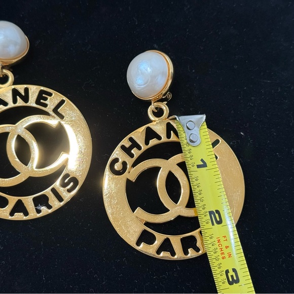 Chanel Coco Mark Gold and Pearl Logo Earrings Vintage - Picture 13 of 16